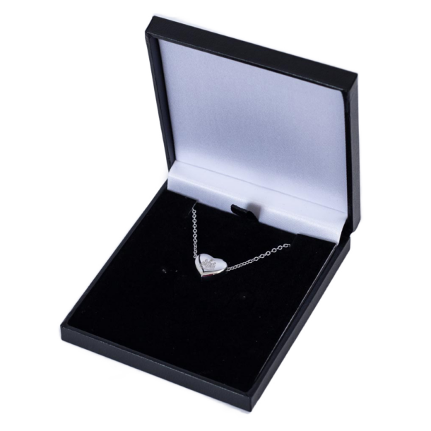 Newcastle United FC Rustfri Stl Halskde med Hjertesmykke i Gaveske